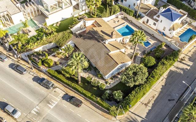 Casa-chalet en Venta en Villamartín - Las Filipinas