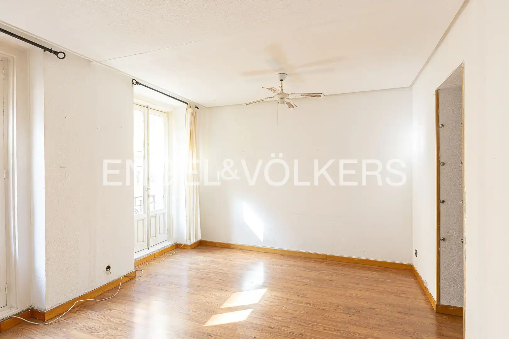 Living room of Flat for sale in Madrid  with Air Conditioner, Heating and Parquet flooring