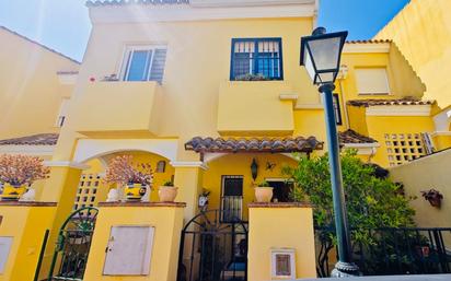 Vista exterior de Casa adosada en venda en Estepona amb Terrassa