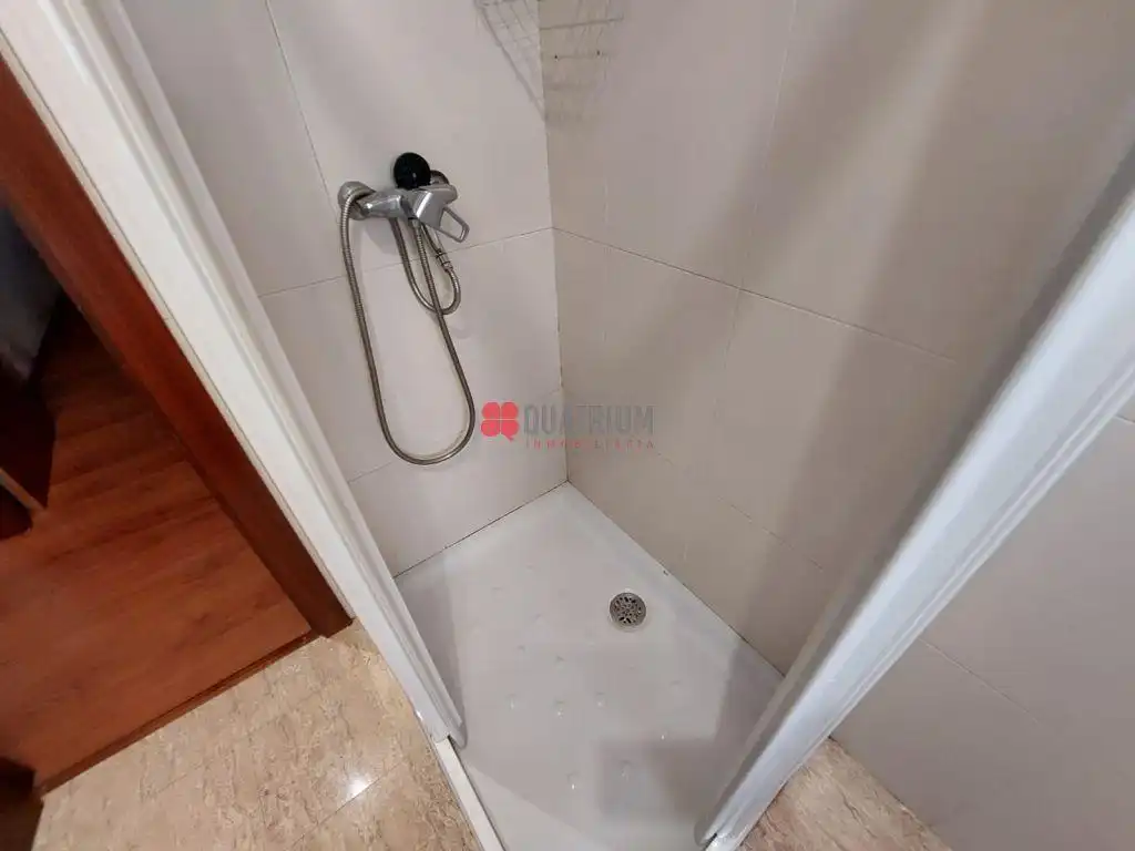 Badezimmer von Wohnung zur Miete in Santiago de Compostela  mit Parkett und Möbliert