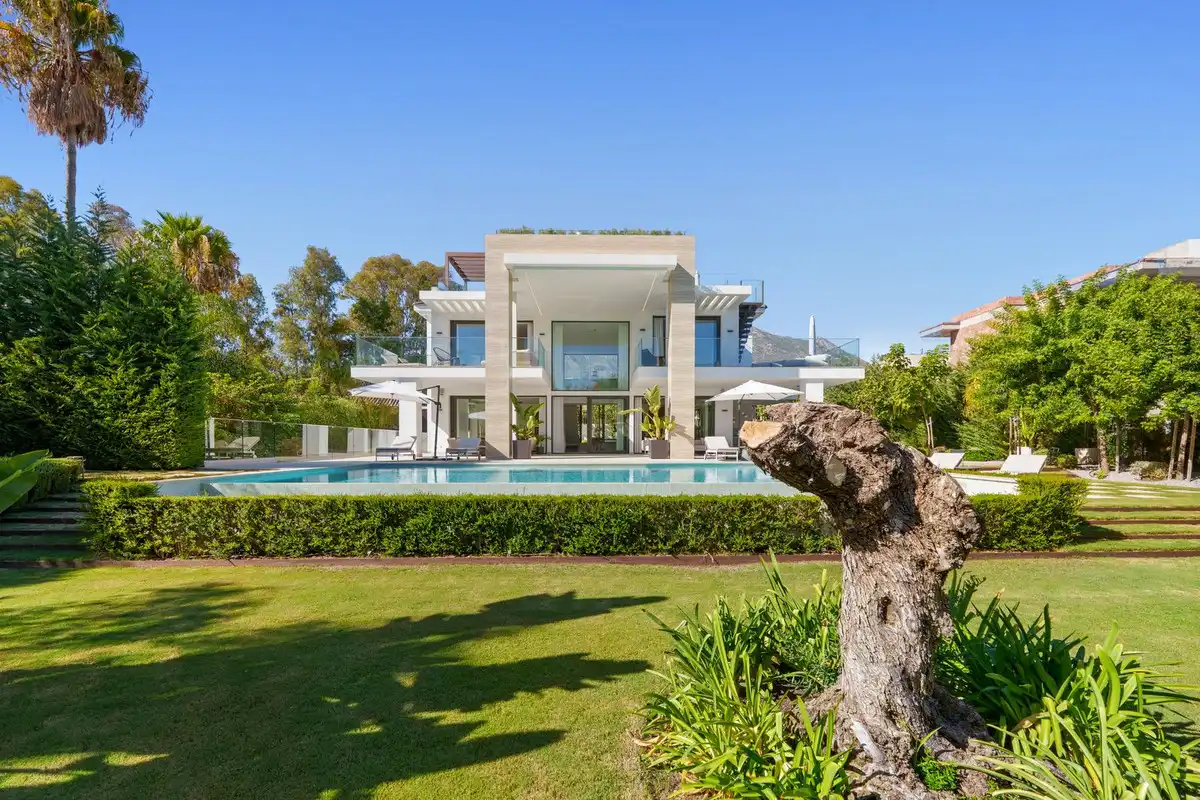 Vista exterior de Casa o xalet en venda en Marbella amb Aire condicionat, Jardí privat i Terrassa