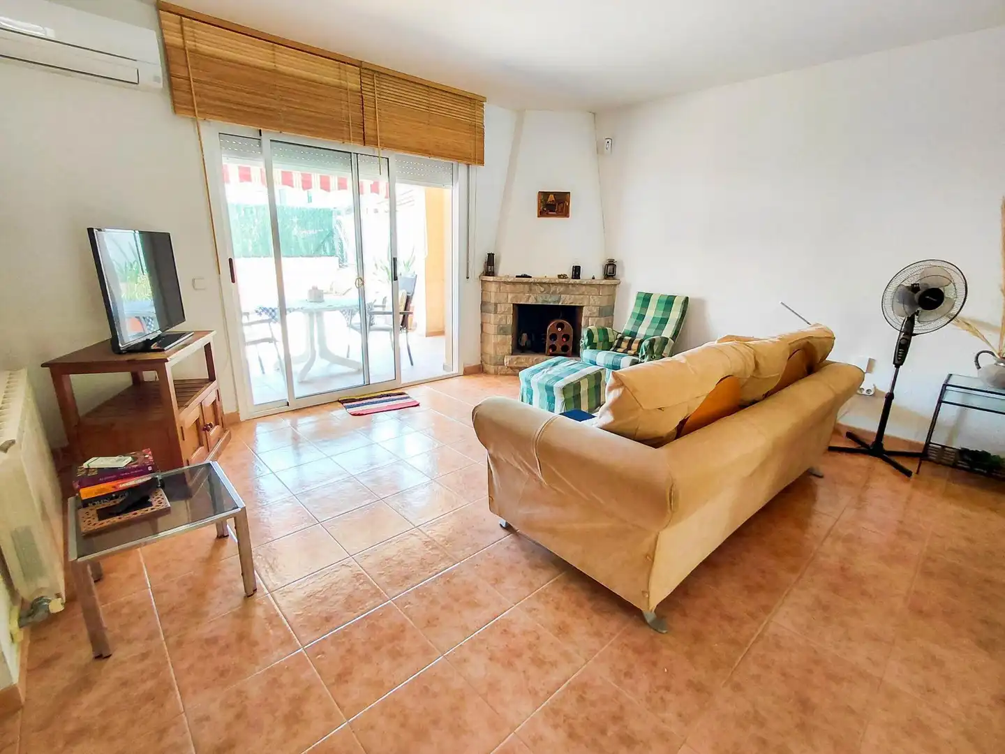 Sala d'estar de Casa adosada en venda en Cunit amb Aire condicionat, Calefacció i Terrassa