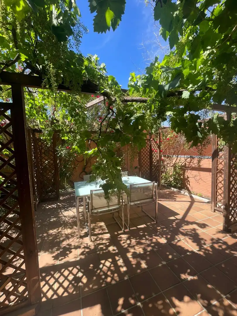 Terrassa de Casa adosada en venda en Torrelodones amb Aire condicionat, Calefacció i Jardí privat