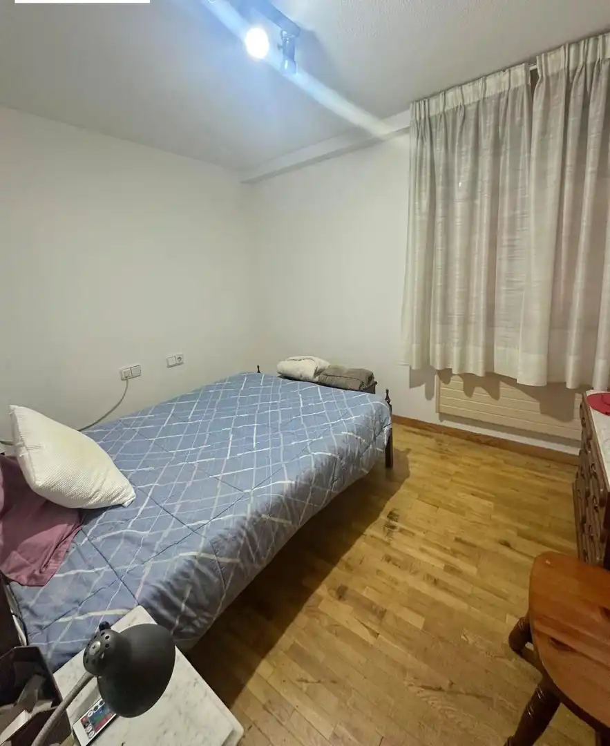 Dormitori de Pis en venda en León Capital  amb Calefacció, Parquet i Terrassa