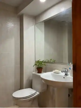 Badezimmer von Einfamilien-Reihenhaus zum Verkauf in Los Santos de la Humosa mit Heizung, Privatgarten und Balkon