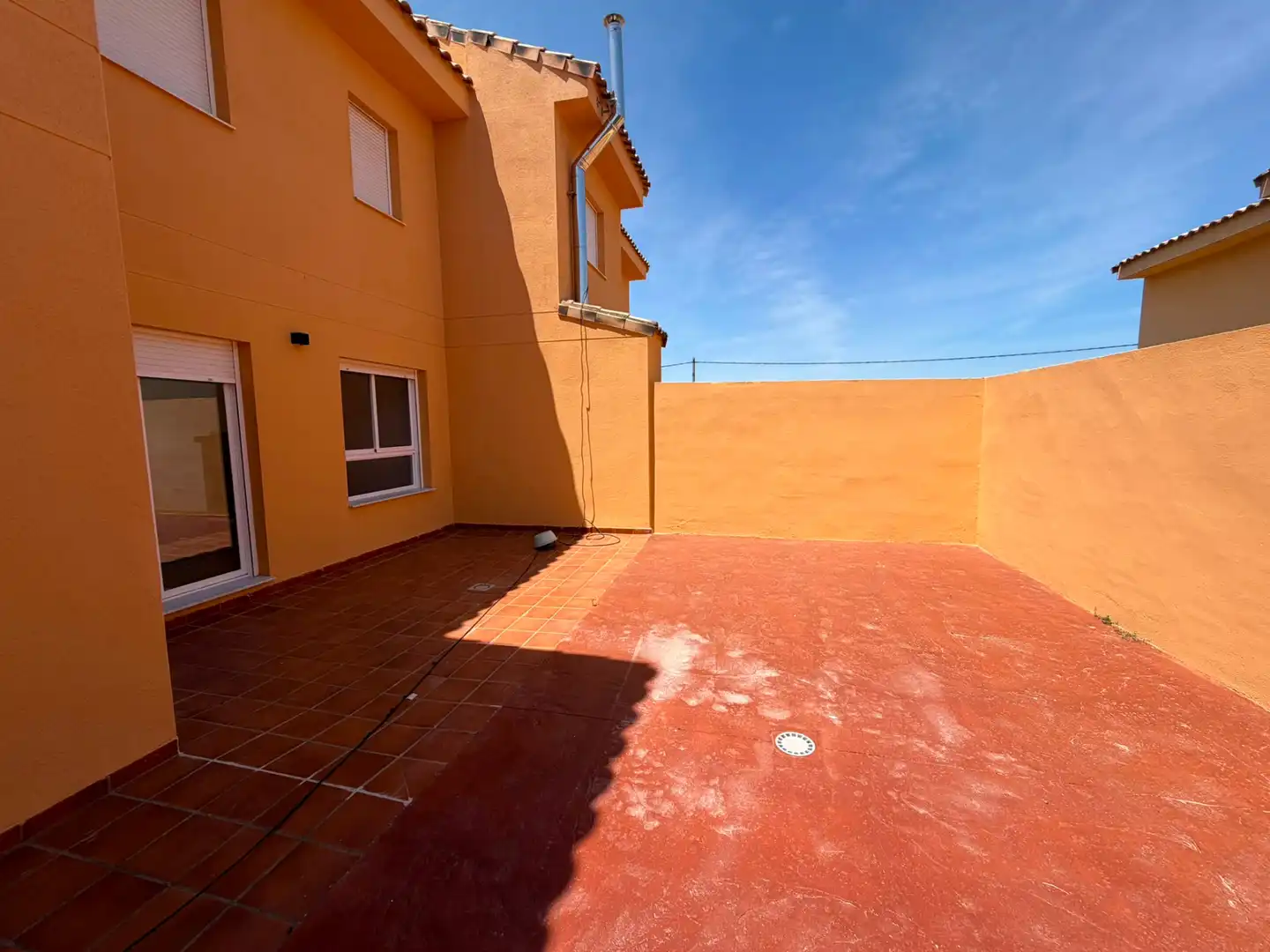 Vista exterior de Casa adosada en venda en Utiel amb Calefacció, Parquet i Terrassa