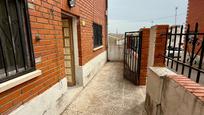 Vista exterior de Casa adosada en venda en Paredes de Escalona amb Jardí privat, Traster i Moblat