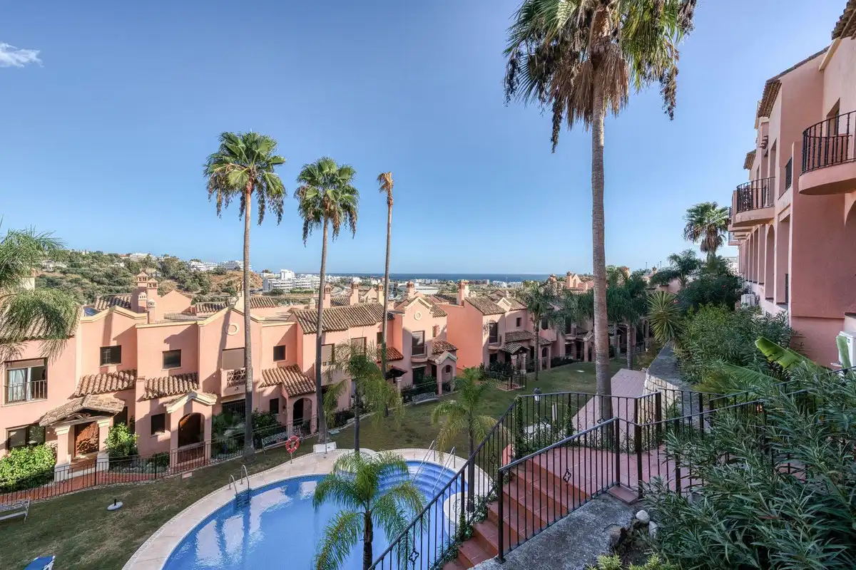 Außenansicht von Einfamilien-Reihenhaus zum Verkauf in Estepona mit Klimaanlage, Terrasse und Alarm