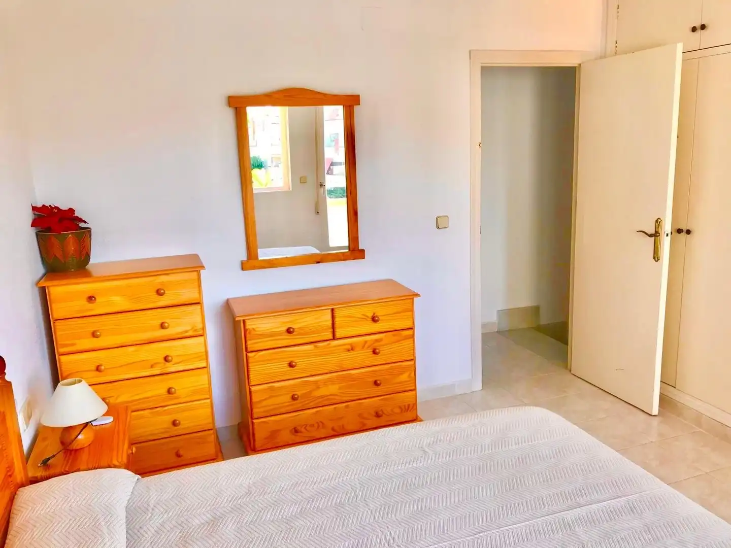 Dormitori de Dúplex de lloguer en La Manga del Mar Menor amb Terrassa, Piscina i Moblat