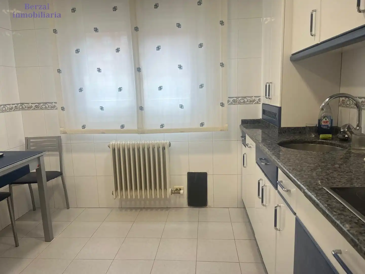 Cuina de Casa adosada en venda en  Logroño amb Aire condicionat, Calefacció i Jardí privat