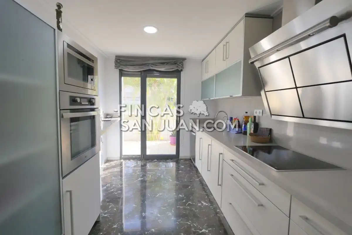 Cuina de Casa o xalet en venda en Sant Joan d'Alacant amb Aire condicionat, Calefacció i Terrassa