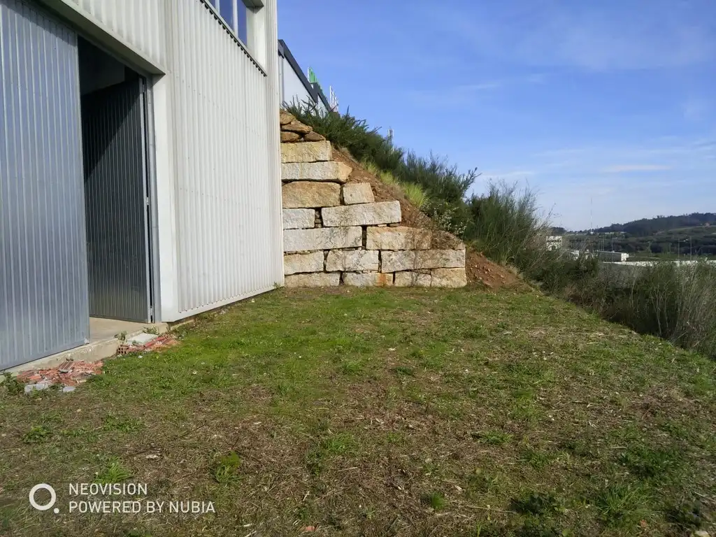Vista exterior de Nave industrial en venta en Santiago de Compostela 