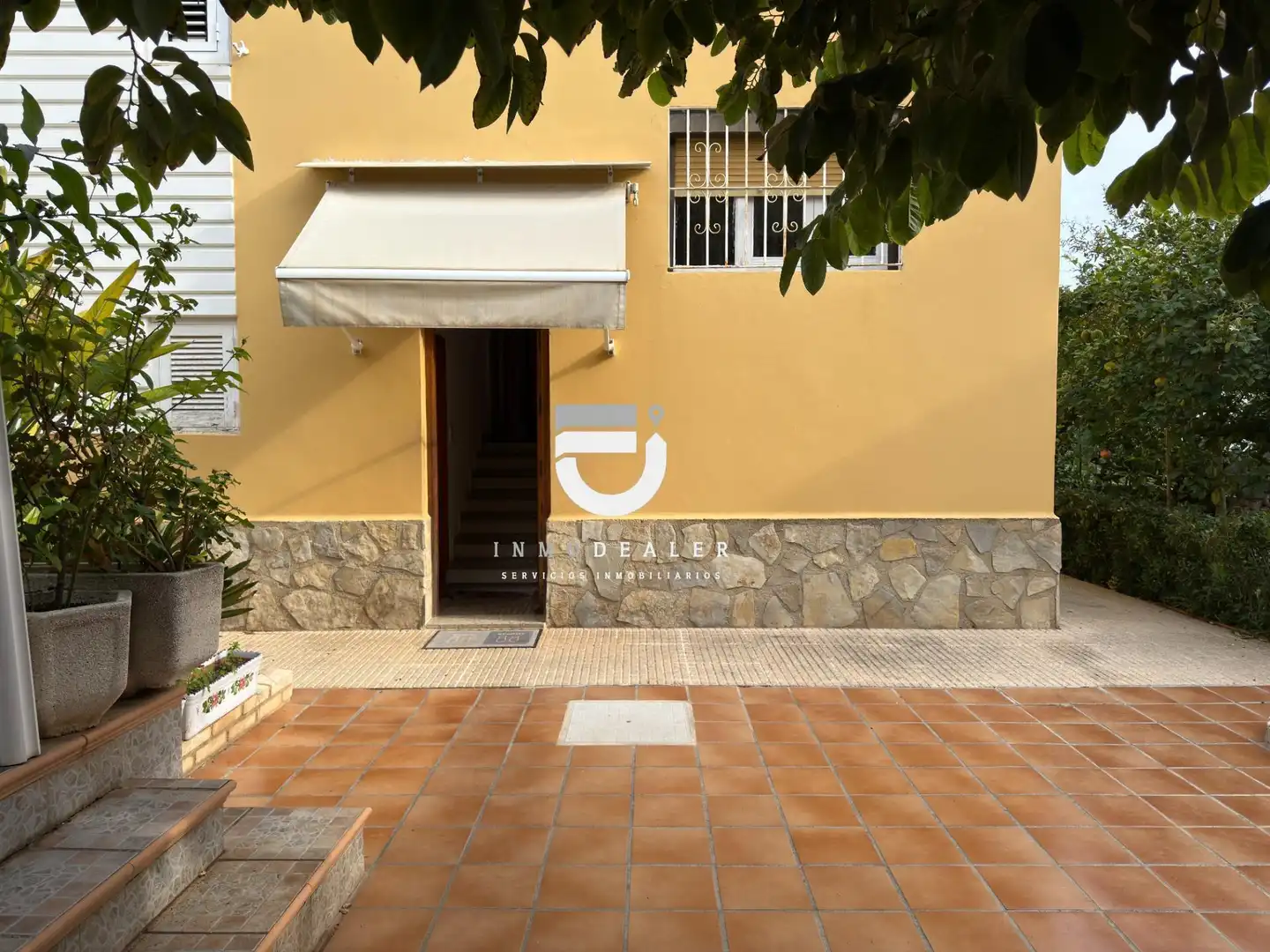 Vista exterior de Casa o xalet en venda en Oliva amb Jardí privat, Terrassa i Piscina