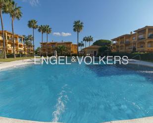 Piscina de Apartament de lloguer en Chiclana de la Frontera amb Calefacció, Jardí privat i Terrassa
