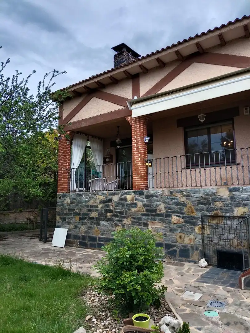 Vista exterior de Casa adosada en venta en La Lastrilla  con Aire acondicionado, Calefacción y Jardín privado