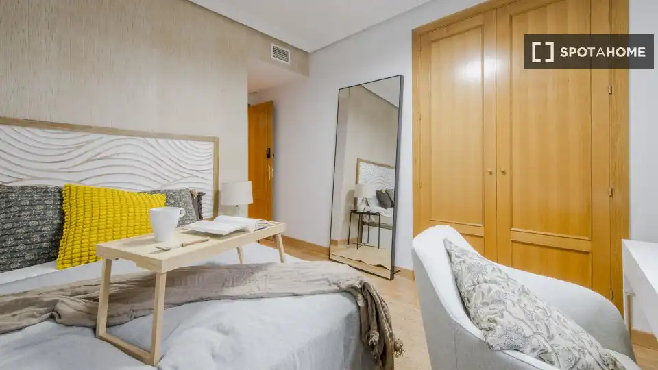 Dormitori de Pis per a compartir en Madrid amb Aire condicionat, Calefacció i Moblat