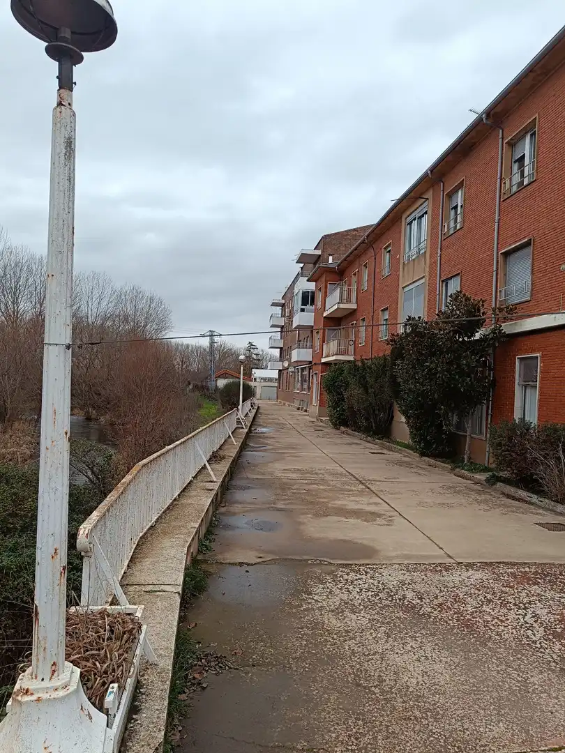 Vista exterior de Local en venda en Herrera de Pisuerga amb Moblat