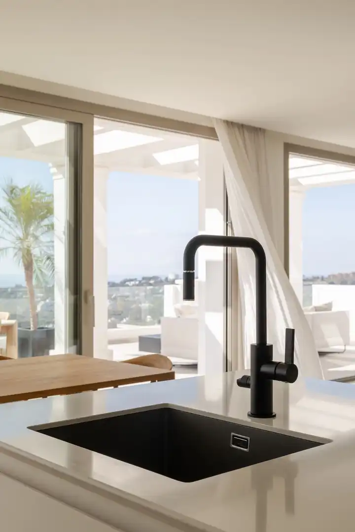 Schlafzimmer von Dachboden zum Verkauf in Marbella mit Terrasse und Balkon