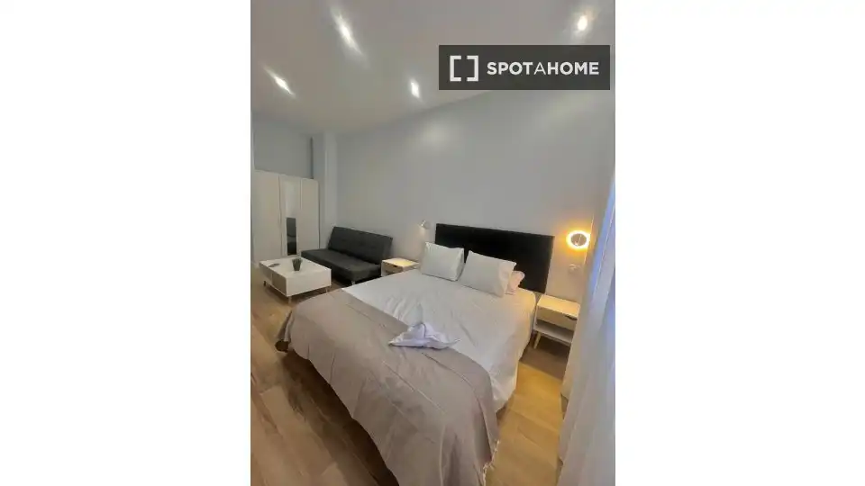 Bedroom of Flat for rent in Madrid  with Air Conditioner, Heating and Furnished