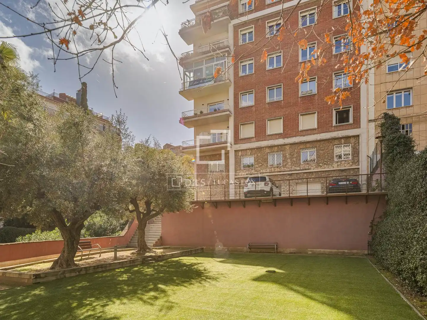Außenansicht von Wohnung zum Verkauf in Barcelona mit Klimaanlage, Heizung und Privatgarten