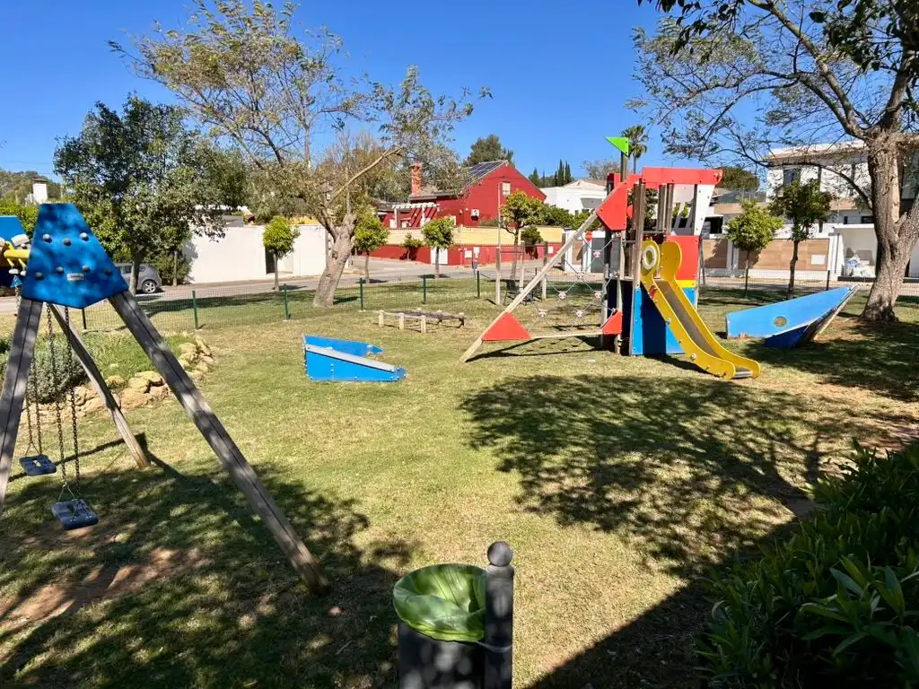 Aparcament de Casa o xalet en venda en Alcalá de Guadaira amb Aire condicionat, Jardí privat i Traster