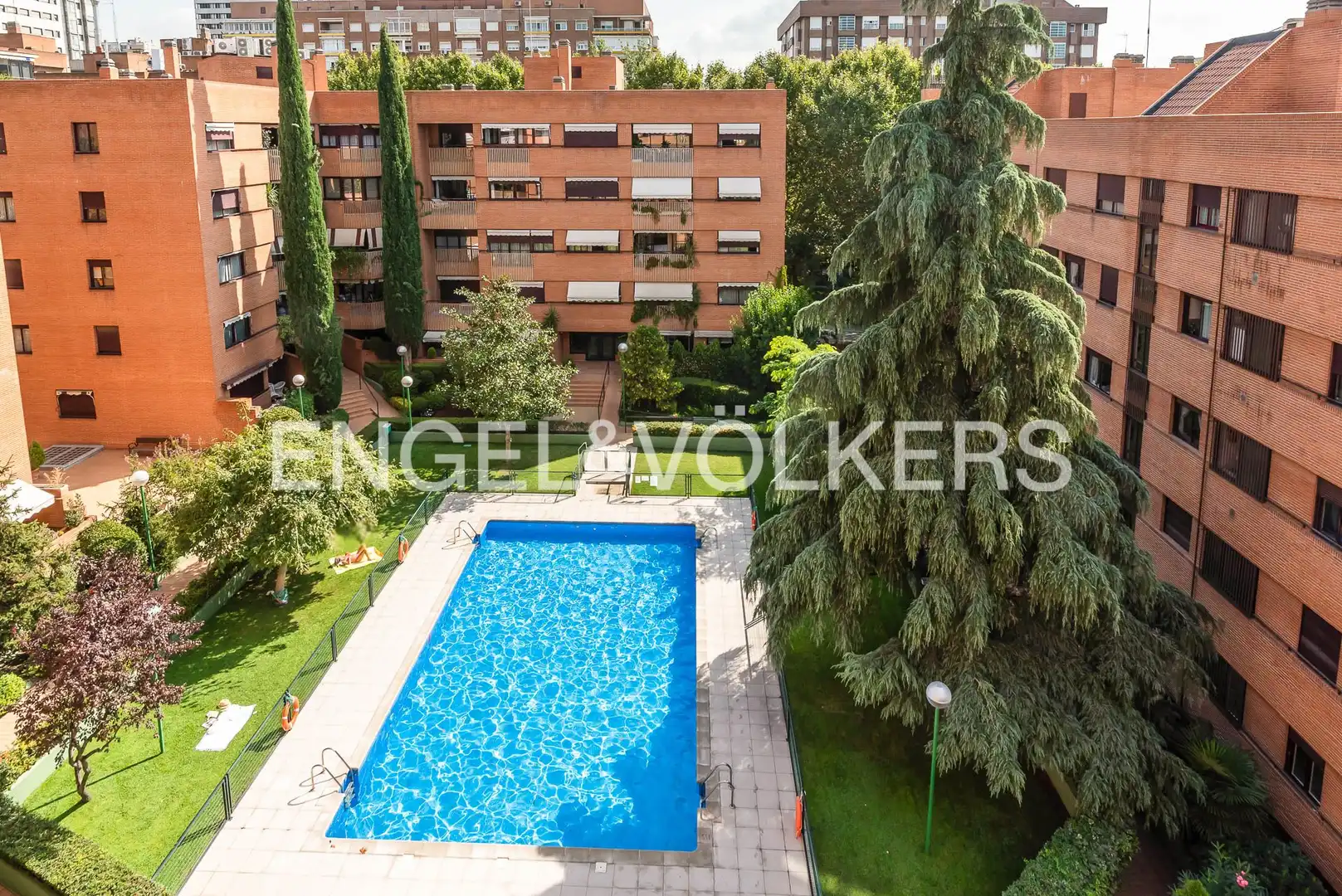 Piscina de Pis de lloguer en Madrid amb Aire condicionat, Calefacció i Jardí privat