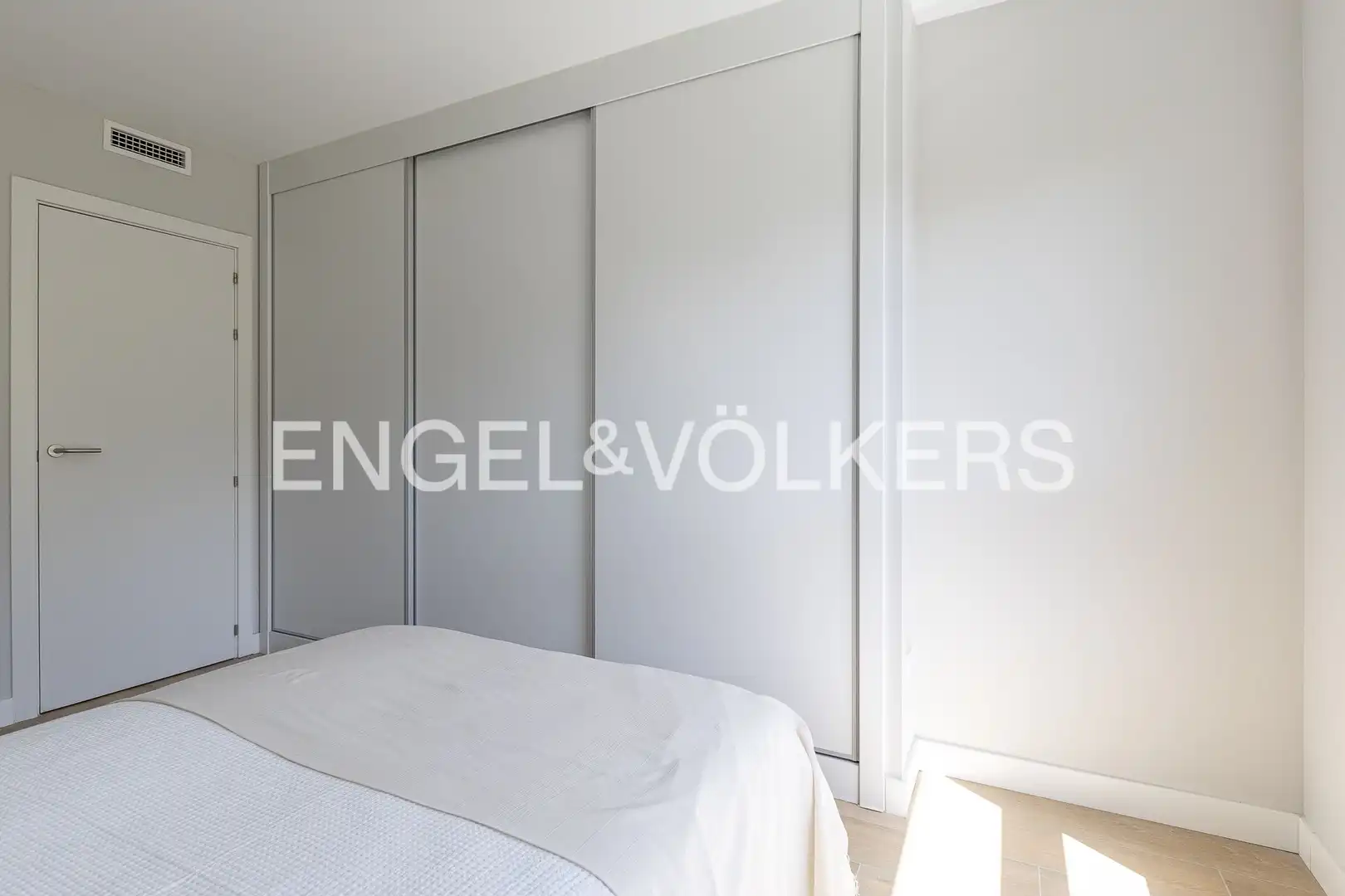 Schlafzimmer von Wohnung zur Miete in Hortaleza