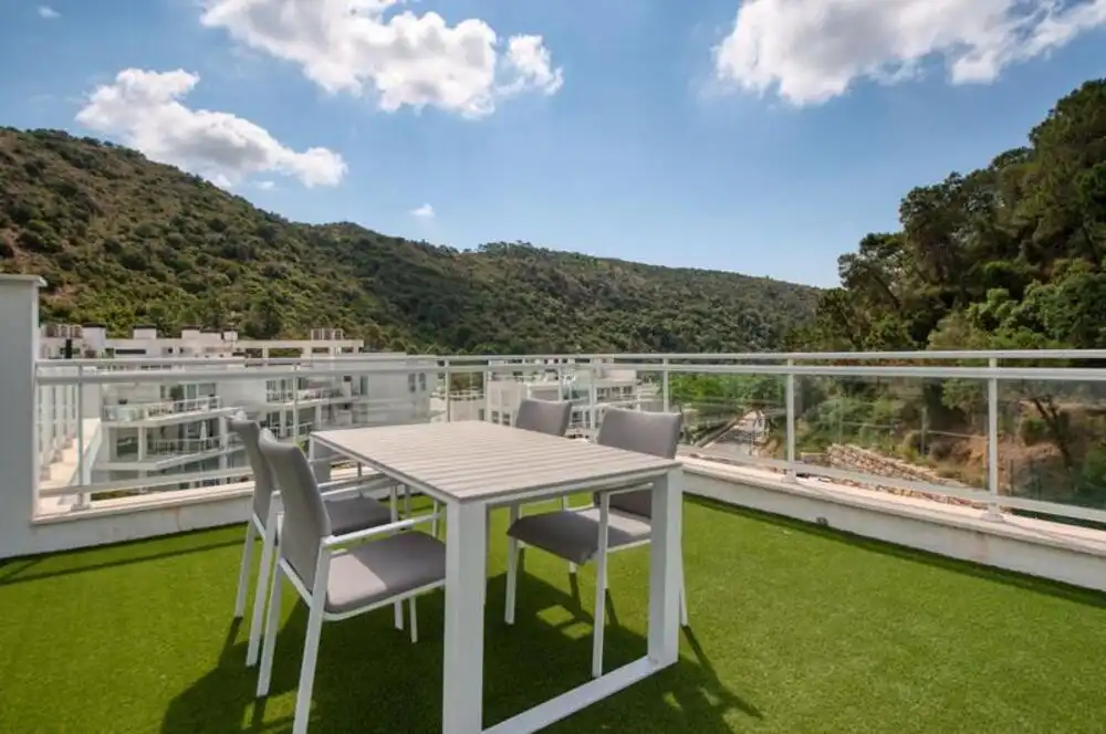 Penthouse with pool for sale in Benahavís pueblo