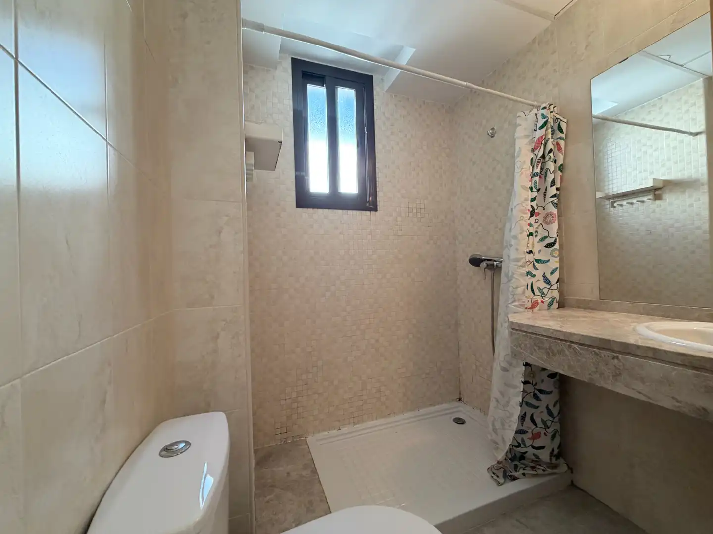 Badezimmer von Wohnungen zum Verkauf in Castilleja de la Cuesta mit Klimaanlage und Balkon