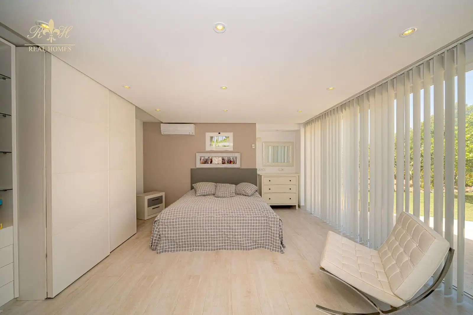 Bedroom of Houses for sale in L'Alfàs del Pi  with Air Conditioner, Terrace and Swimming Pool