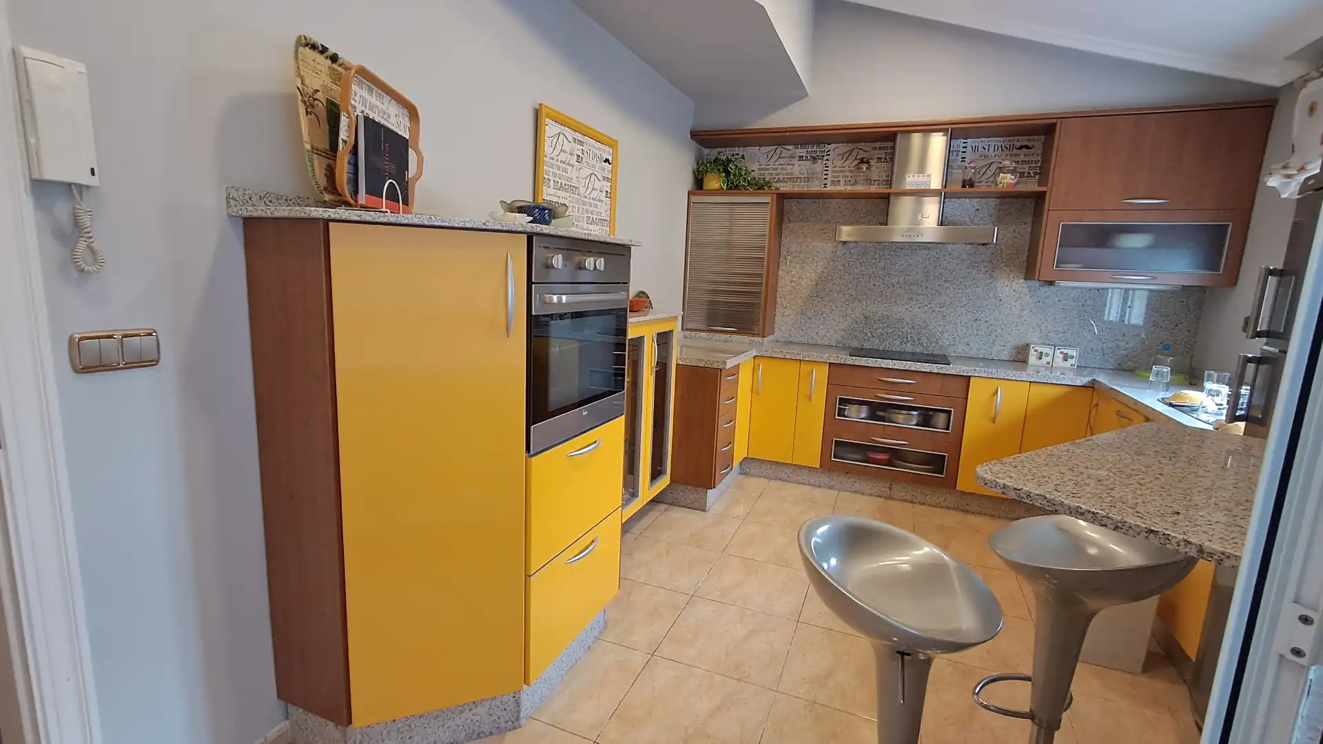 Cuina de Àtic en venda en Vigo  amb Calefacció, Terrassa i Forn