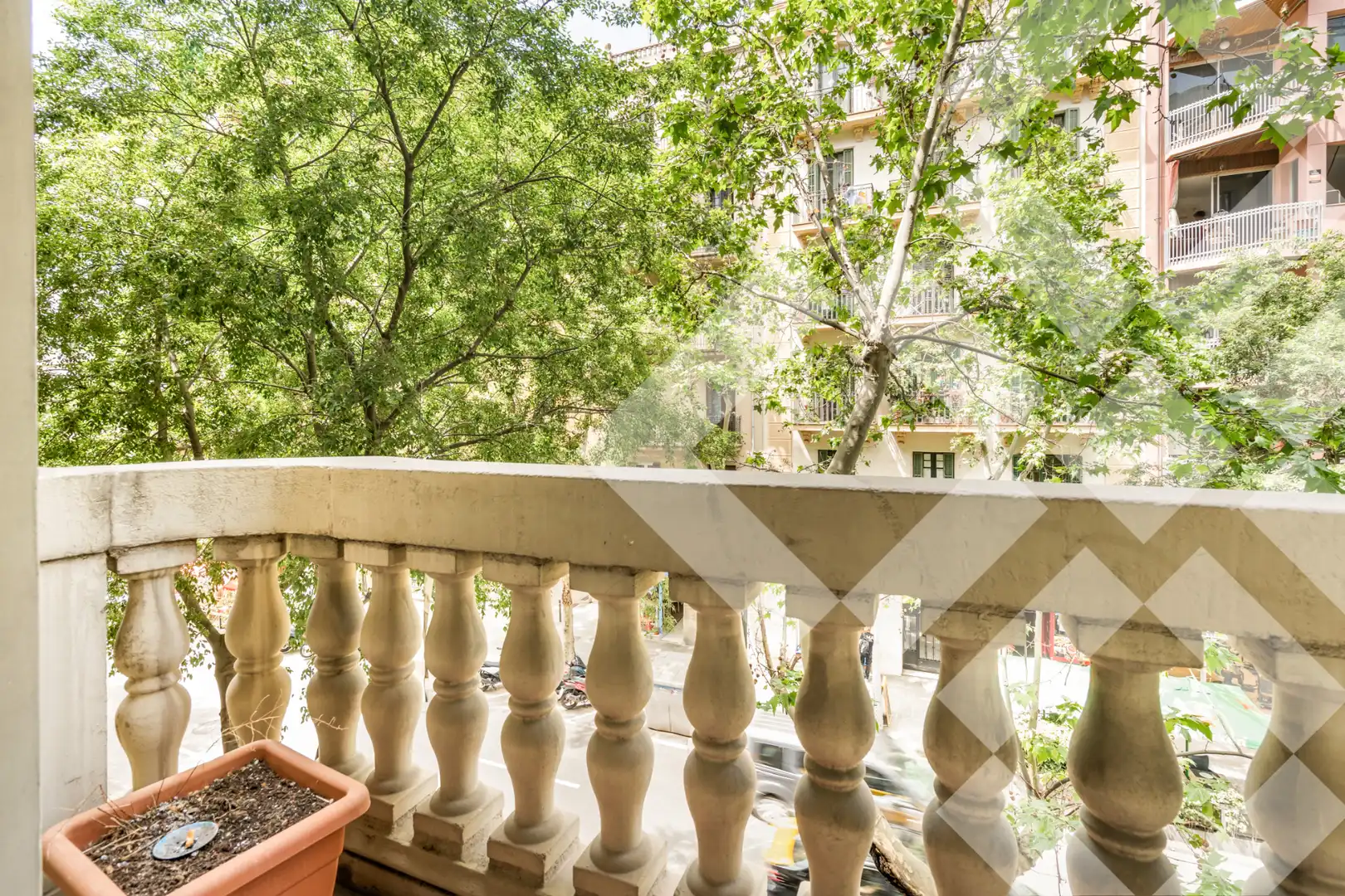 Terrasse von Wohnung zum Verkauf in Barcelona mit Heizung, Ofen und Balkon