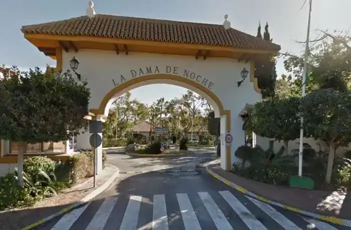 Außenansicht von Wohnungen zur Miete in Marbella mit Klimaanlage, Schwimmbad und Balkon