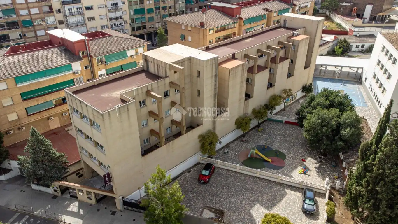 Vista exterior de Edifici en venda en Granada