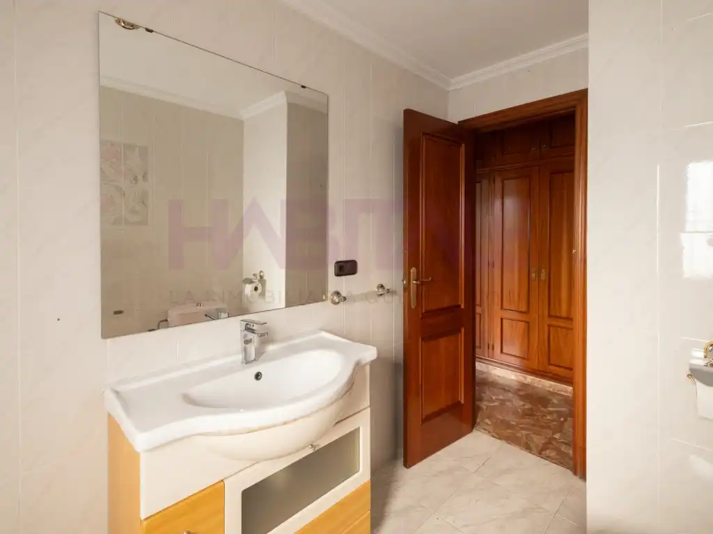 Bathroom of Houses for sale in Chiva  with Air Conditioner, Heating and Furnished