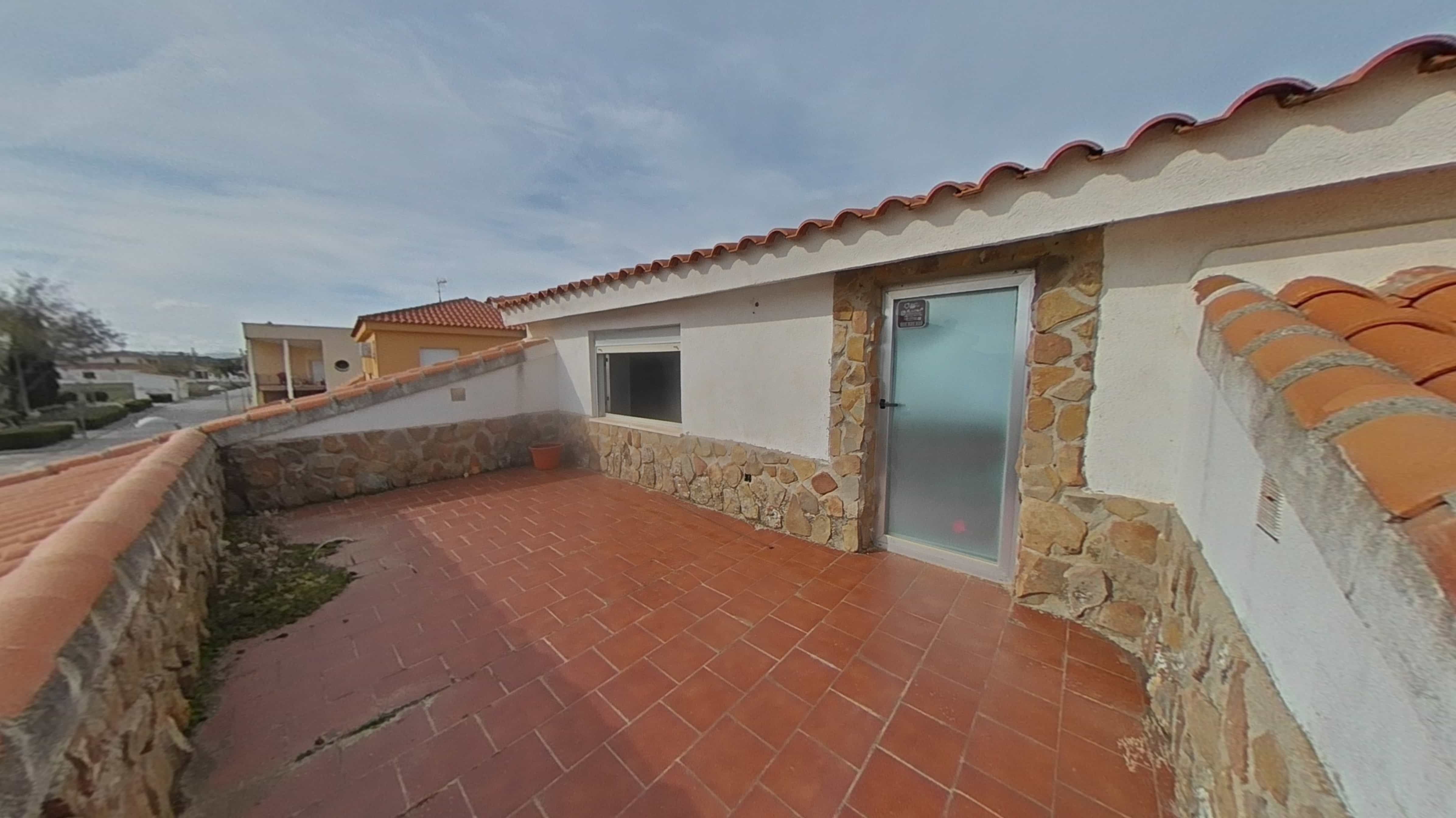 Vista exterior de Casa adosada en venda en Mora amb Jardí privat, Terrassa i Traster