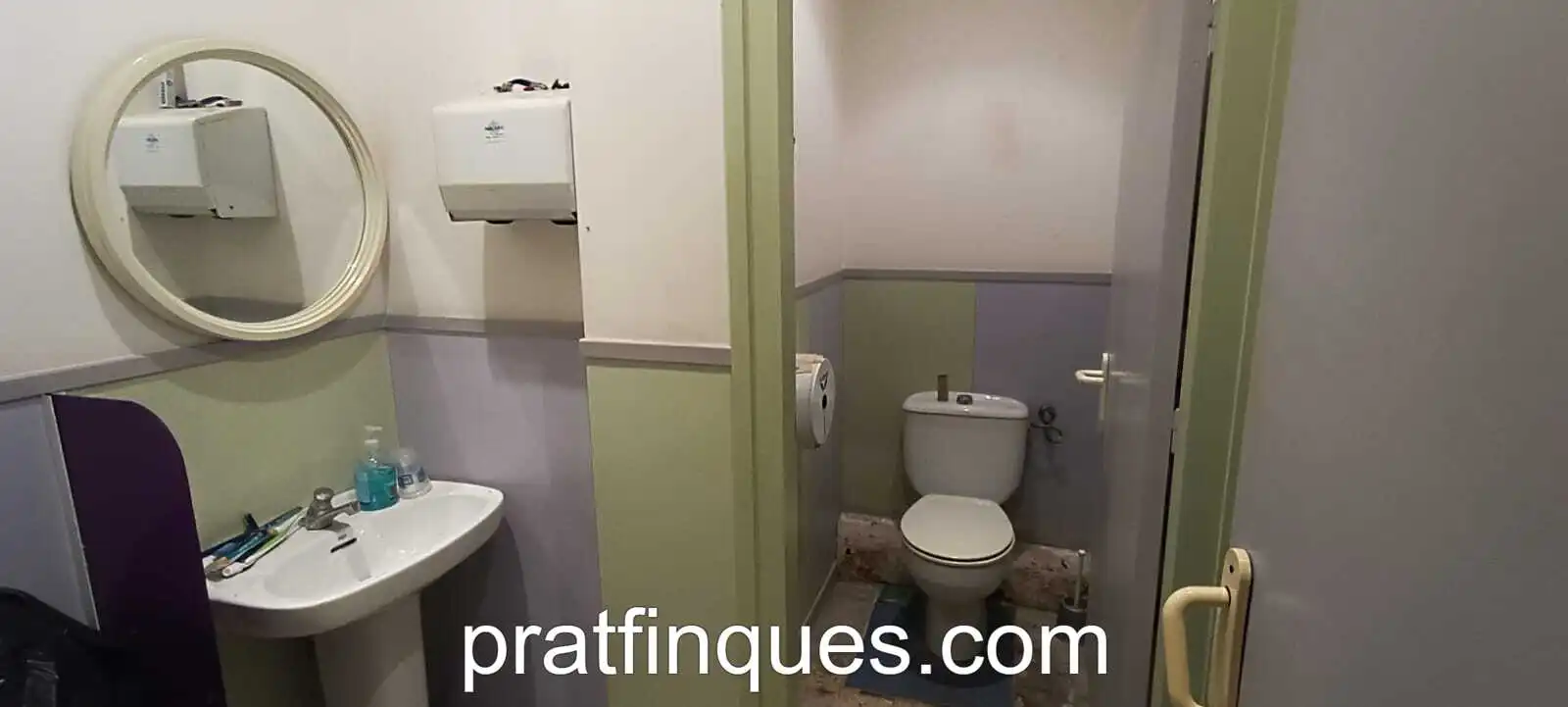 Bathroom of Commercial properties for sale in El Prat de Llobregat  with Air Conditioner, Heating and Parquet flooring