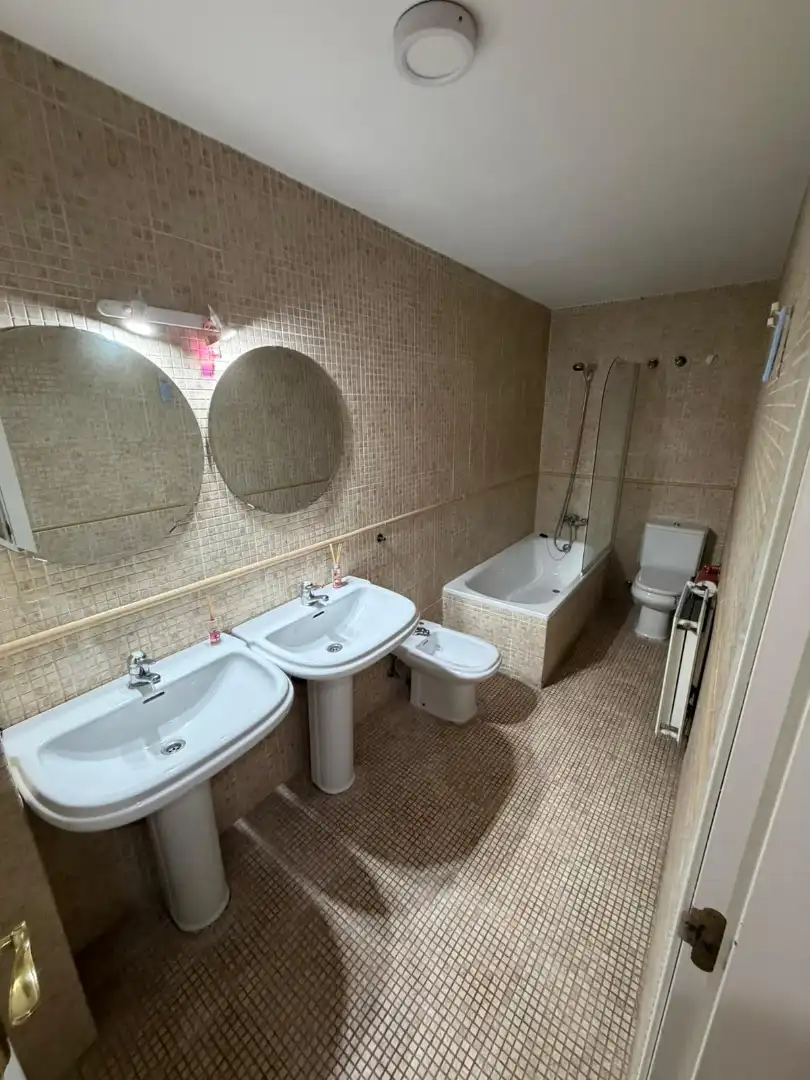 Bathroom of Flat for sale in Madrid  with Air Conditioner, Heating and Storage room