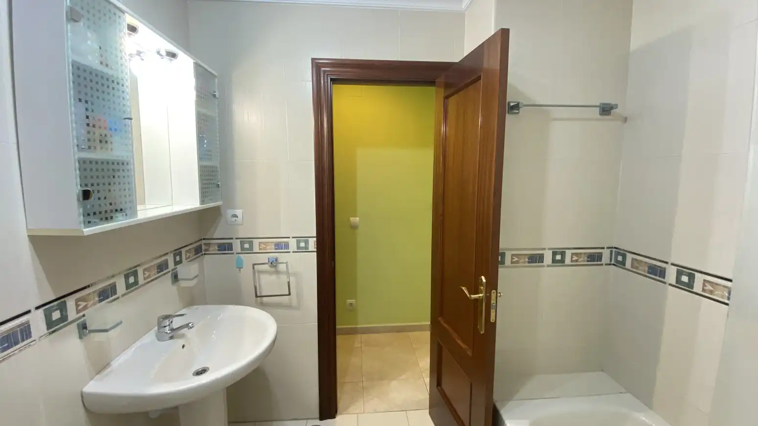 Badezimmer von Wohnung zum Verkauf in Entrambasaguas mit Heizung, Privatgarten und Terrasse