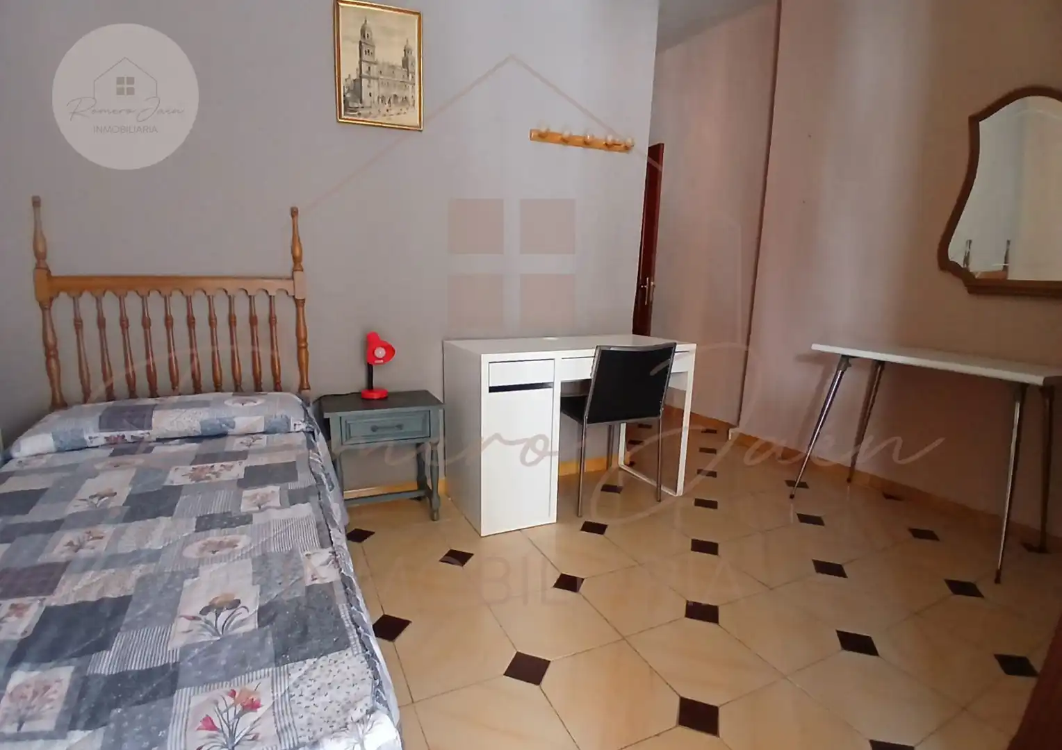 Dormitori de Casa o xalet en venda en Jaén amb Calefacció, Traster i Moblat