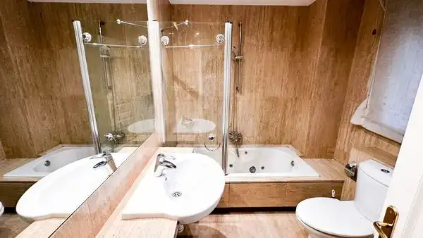 Baño de Piso de alquiler en Madrid con Aire acondicionado, Jardín privado y Trastero