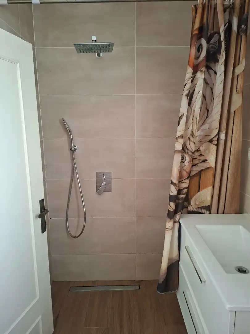 Bathroom of Flat for rent in Valencia  with Furnished, Oven and TV