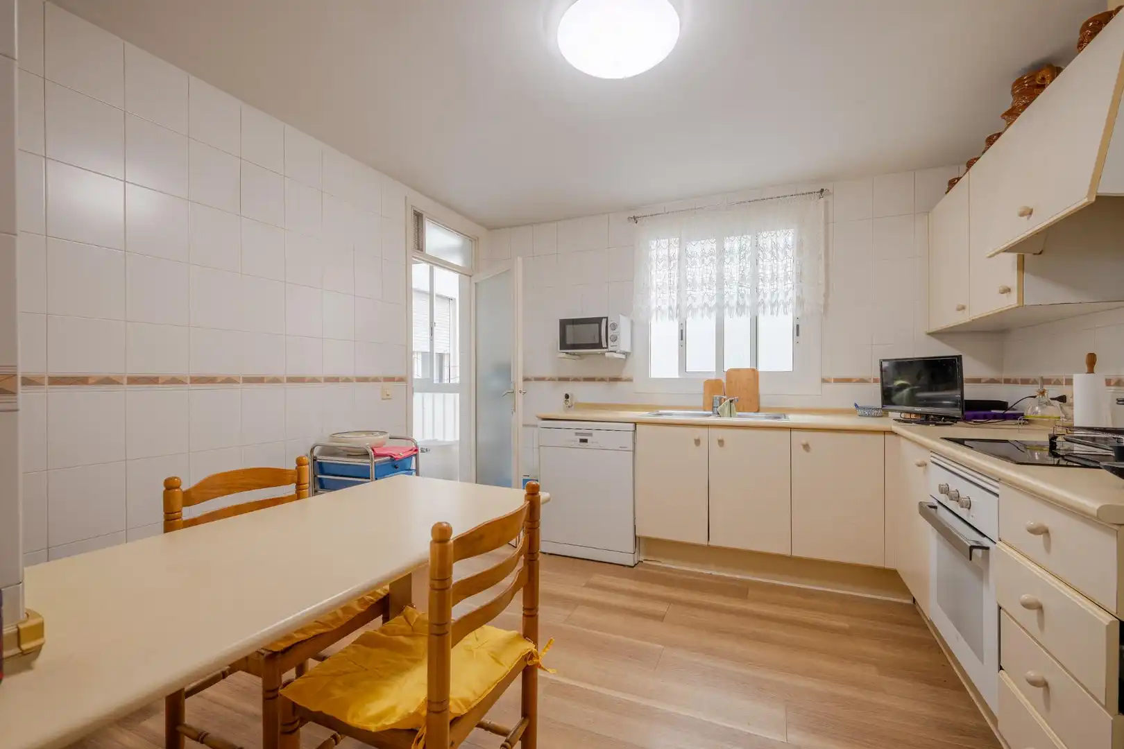 Cuina de Apartament en venda en Girona amb Calefacció, Terrassa i Balcó
