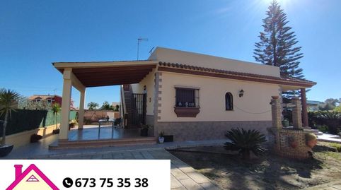 IMPRESIONANTE CHALET EN CHIPIONA.
