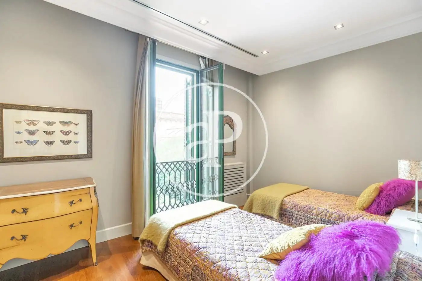 Schlafzimmer von Wohnung zum Verkauf in Barcelona mit Klimaanlage, Heizung und Balkon