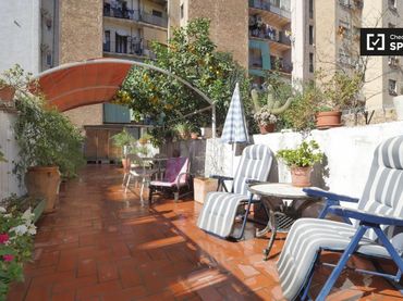 Appartamento con balcone in affitto a Gràcia