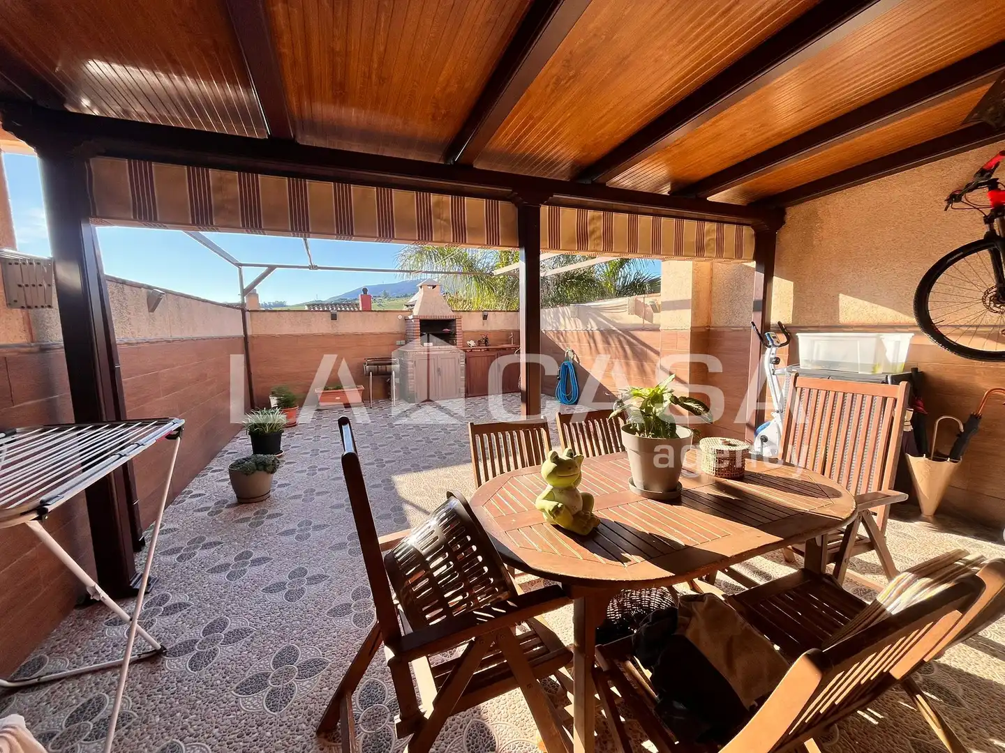 Terrasse von Einfamilien-Reihenhaus zum Verkauf in Algeciras mit Klimaanlage, Abstellraum und Schwimmbad
