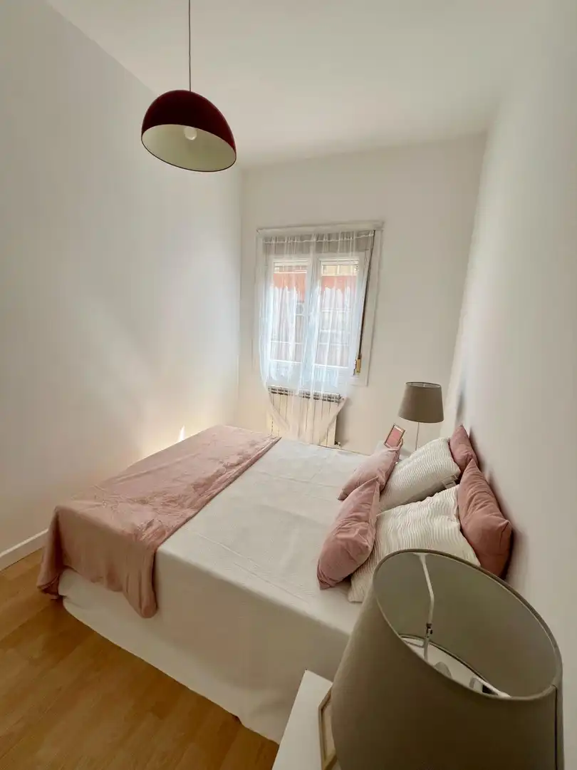 Dormitori de Apartament de lloguer en Madrid amb Aire condicionat i Calefacció