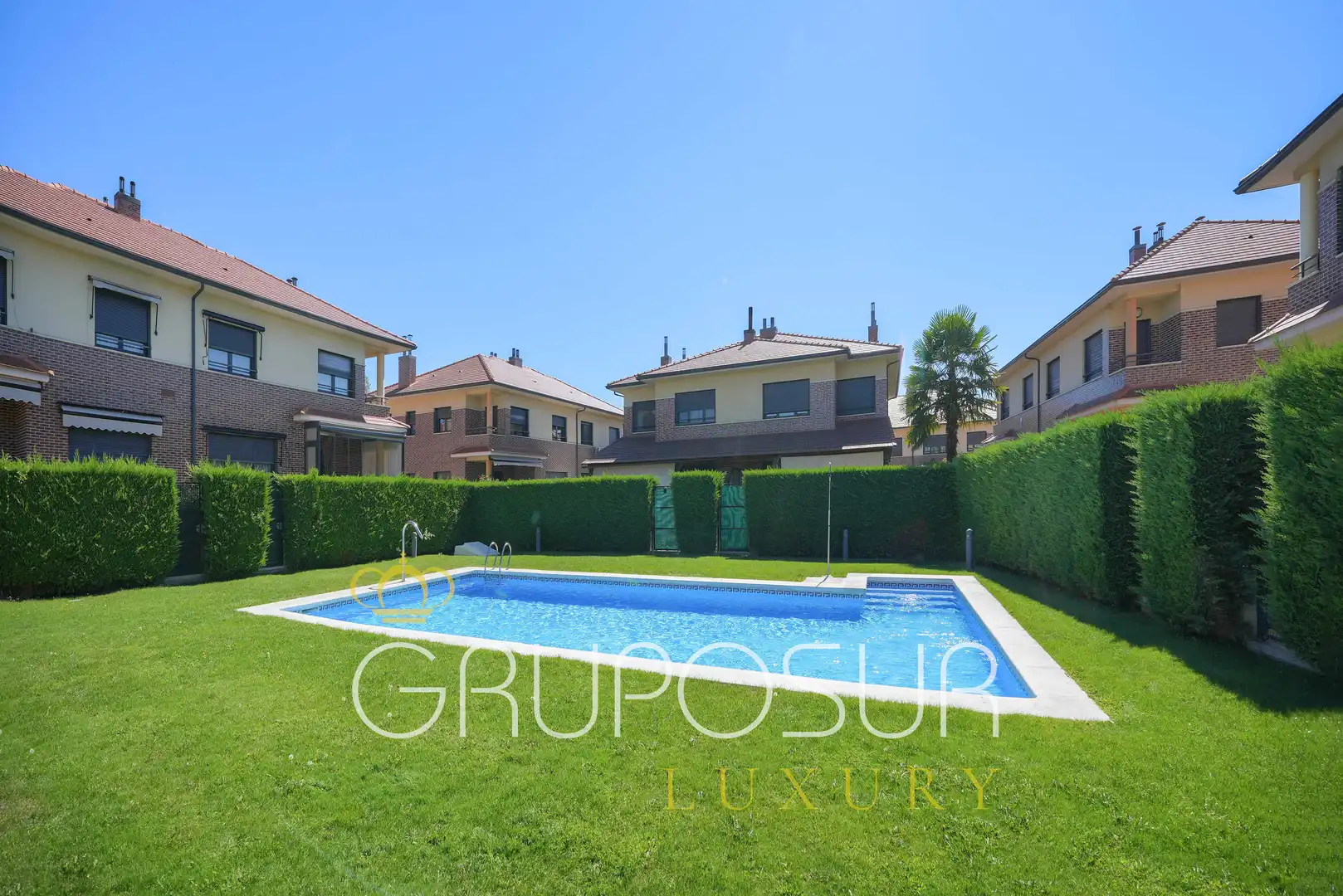Piscina de Casa adosada en venda en Valladolid amb Aire condicionat, Calefacció i Jardí privat