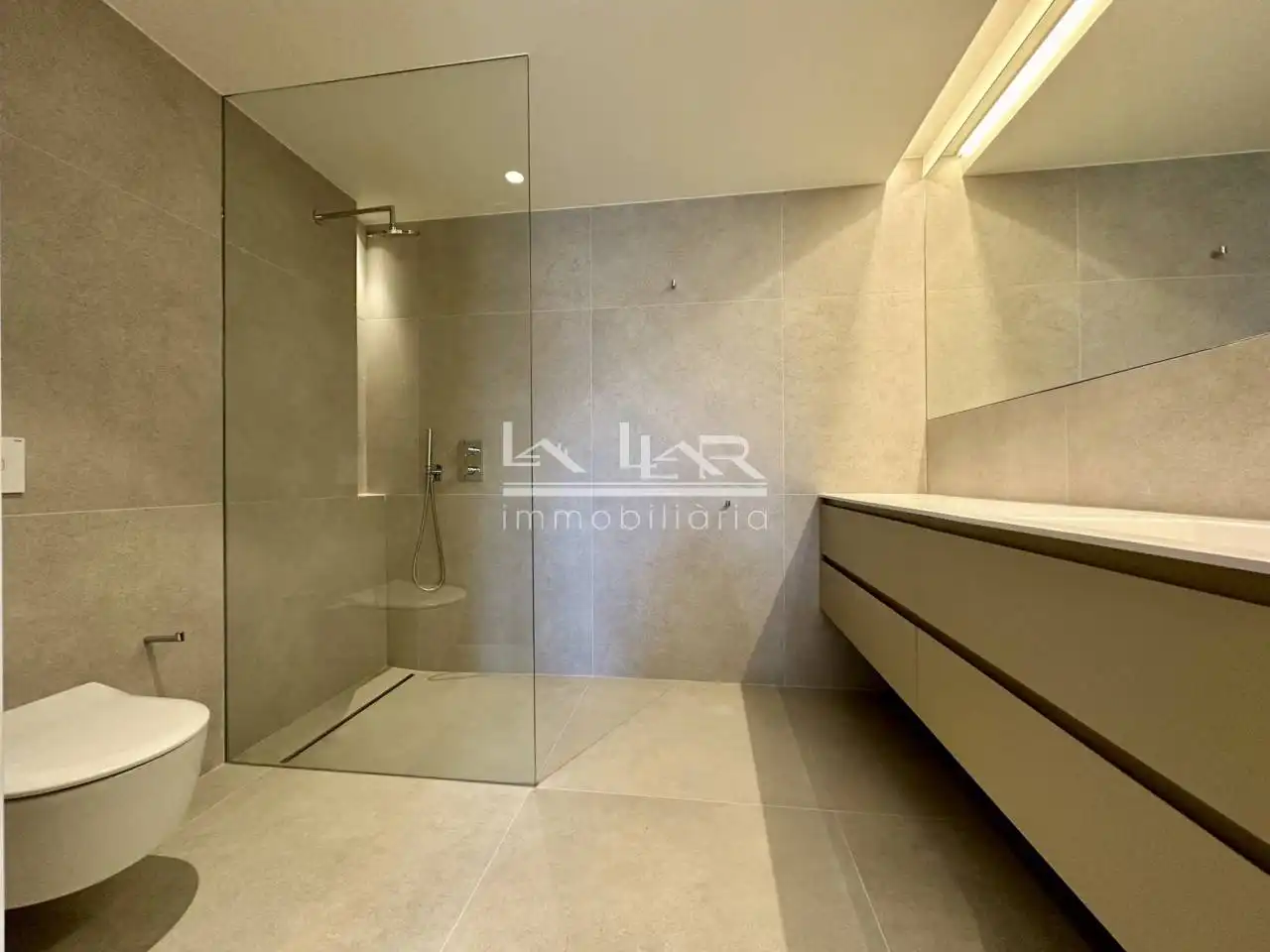 Bathroom of Flat for rent in Vic  with Air Conditioner, Heating and Parquet flooring